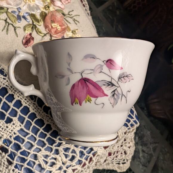 Royal Vale Vintage Bone China Footed Tea Cup Saucer Set Mauve Clematis Flower - Picture 5 of 10